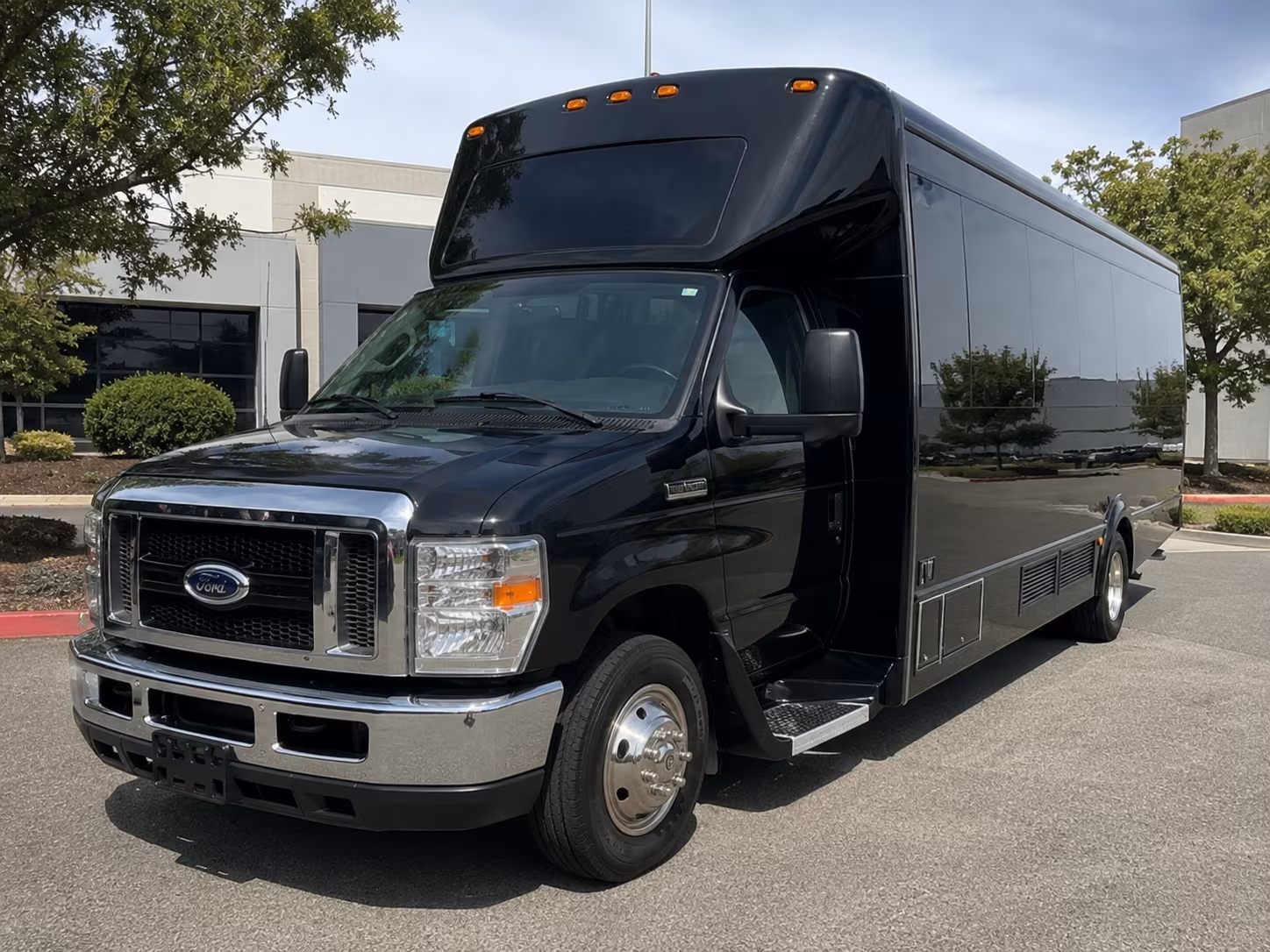 Rent a Bus to accesso ShoWare Center